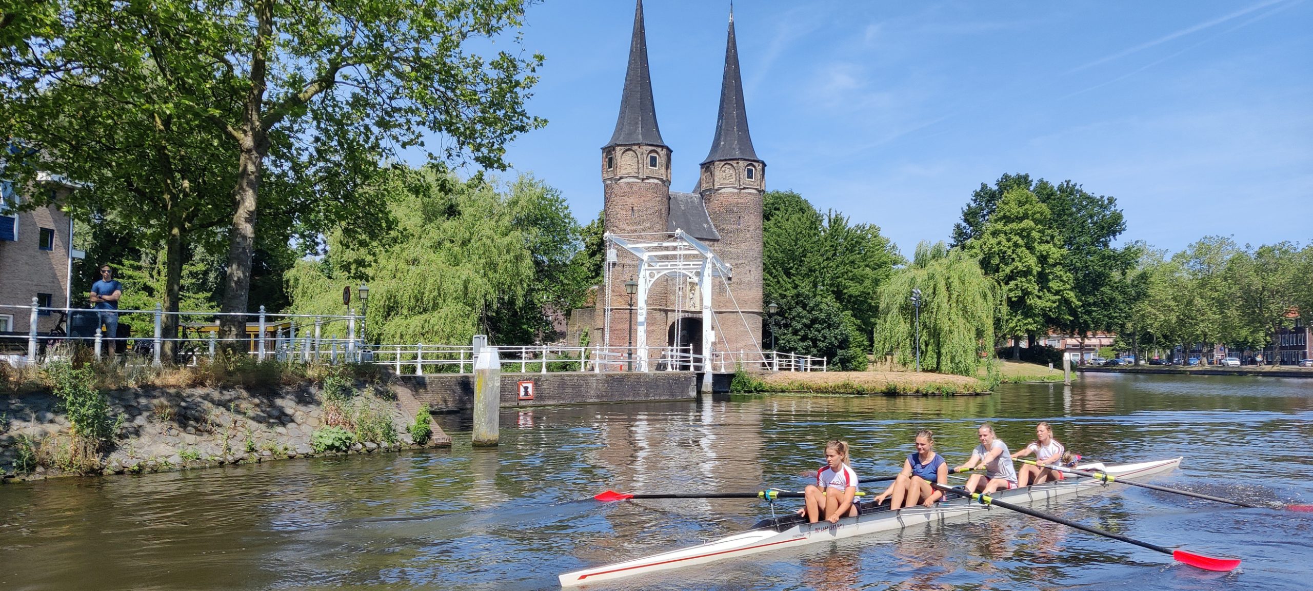 Oostpoort de Delft con una canoa enfrente